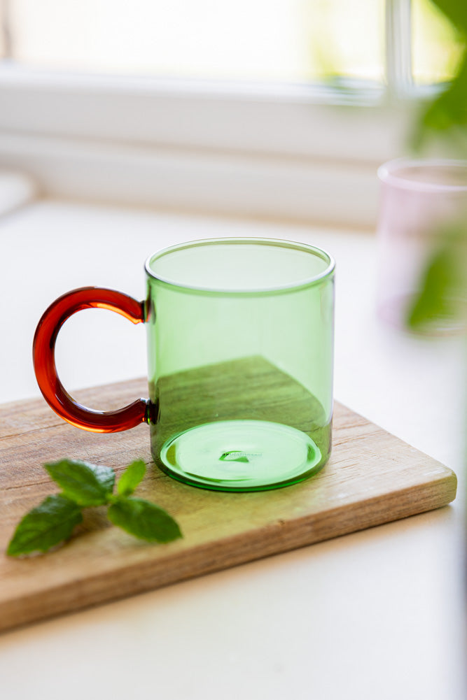 Tasse en verre verte et rouge