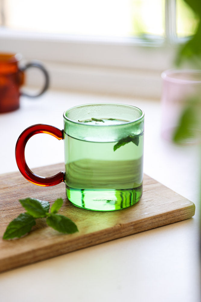 Tasse en verre verte et rouge