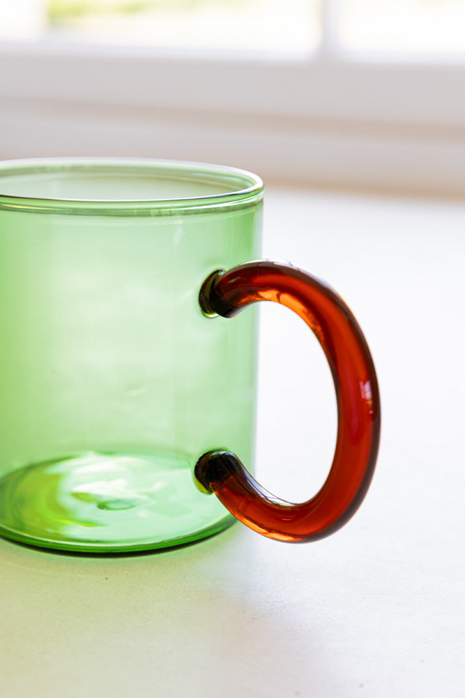 Tasse en verre verte et rouge