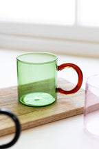 Tasse en verre verte et rouge