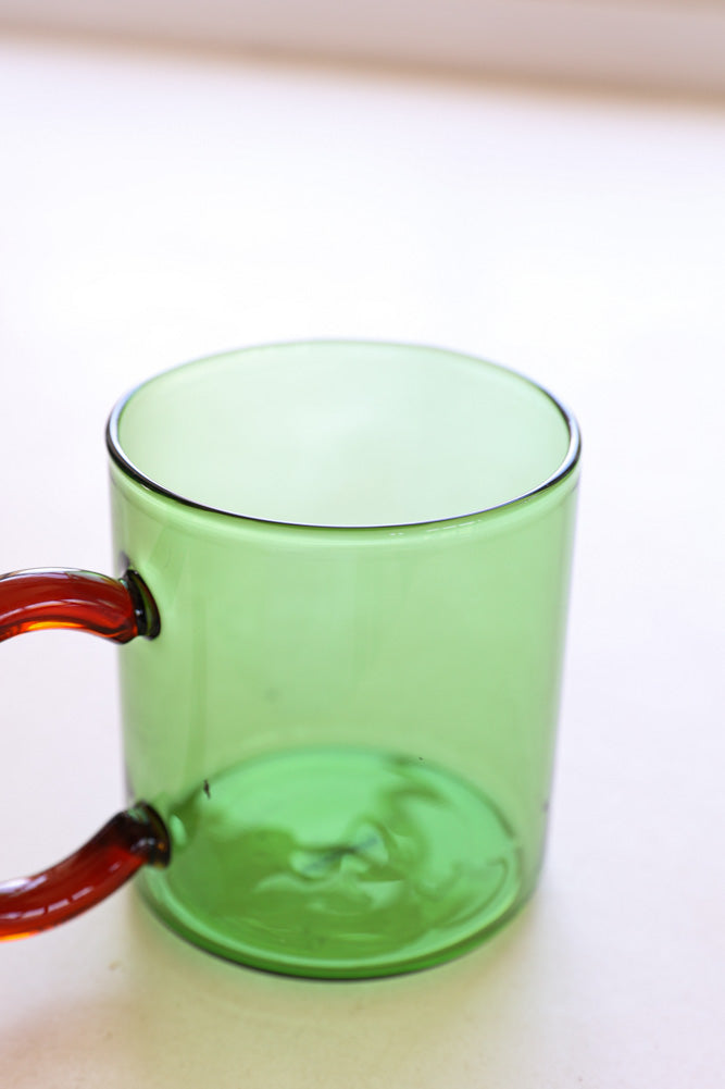Tasse en verre verte et rouge