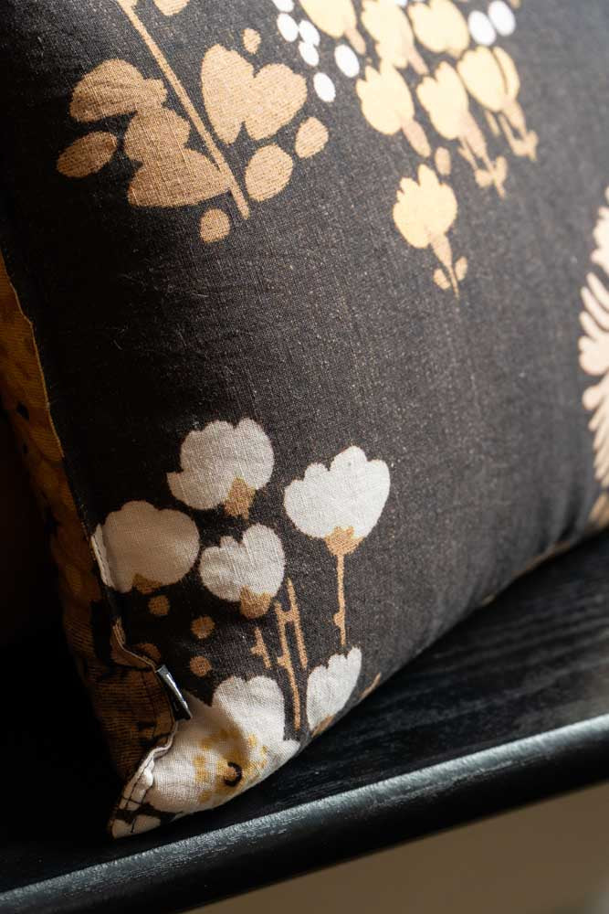 Coussin en coton à fleurs foncées HKLIVING