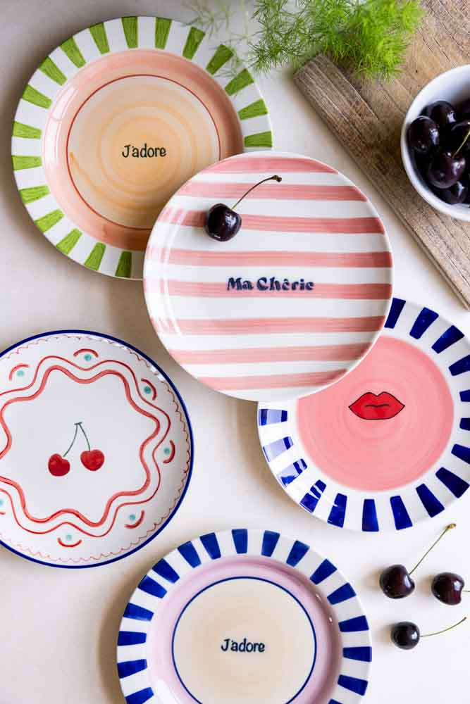 Assiette de service en céramique à bordure rayée et lèvres