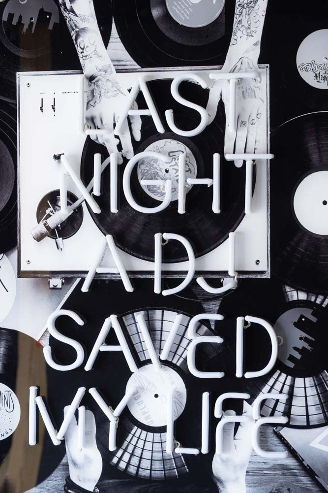 Hier soir, un DJ m'a sauvé la vie... Applique murale néon encadrée - Disponible en deux options