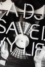 Hier soir, un DJ m'a sauvé la vie... Applique murale néon encadrée - Disponible en deux options