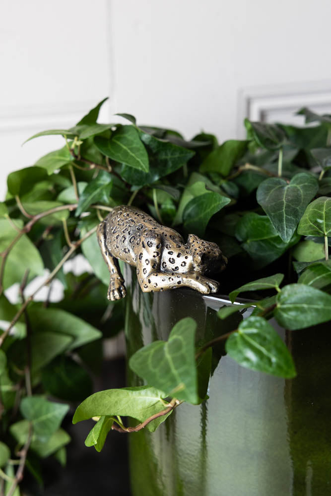 Ornement en bronze antique représentant un léopard allongé