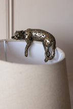 Ornement en bronze antique représentant un léopard allongé