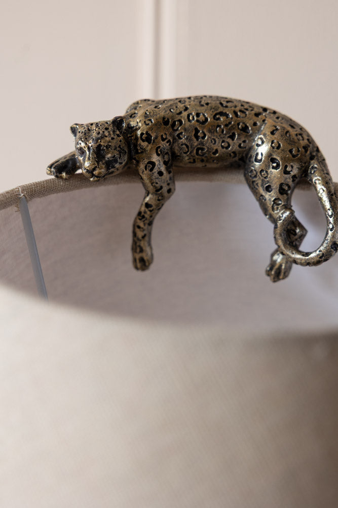 Ornement en bronze antique représentant un léopard allongé