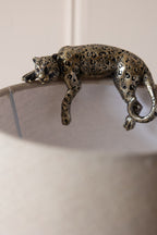 Ornement en bronze antique représentant un léopard allongé