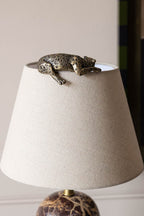 Ornement en bronze antique représentant un léopard allongé