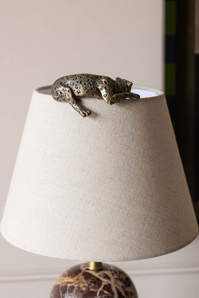 Ornement en bronze antique représentant un léopard allongé