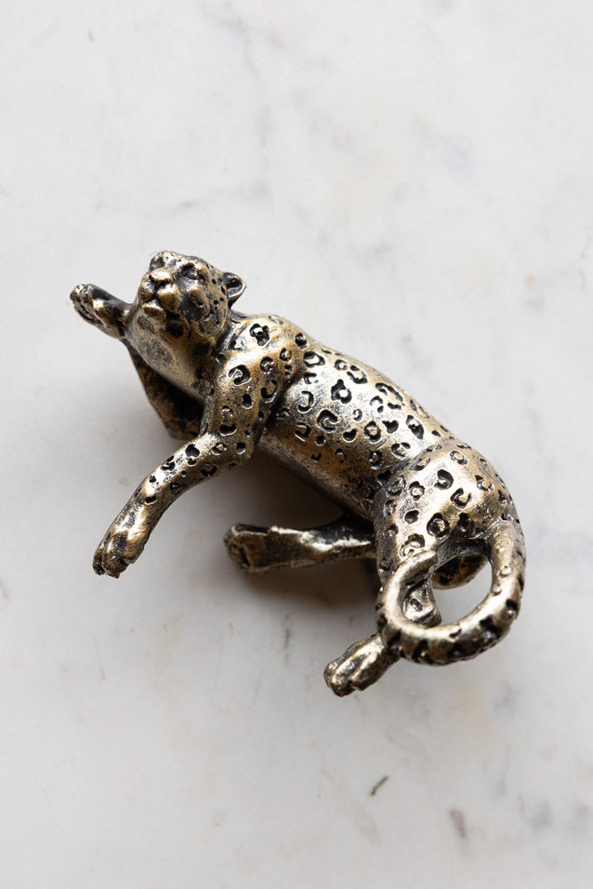 Ornement en bronze antique représentant un léopard allongé