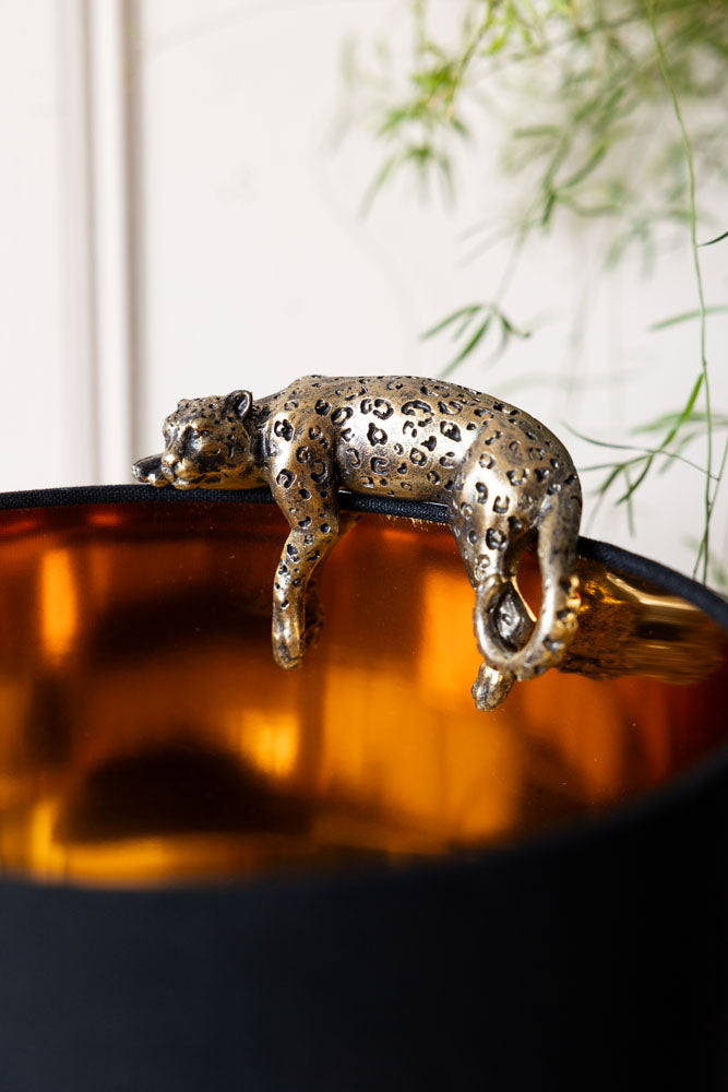 Ornement en bronze antique représentant un léopard allongé