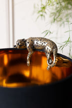 Ornement en bronze antique représentant un léopard allongé