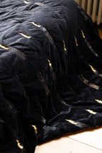 Couverture réversible noire à imprimé léopard et amour