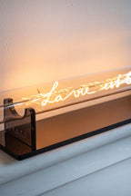 Message dans un tube lumineux - La Vie Est Belle