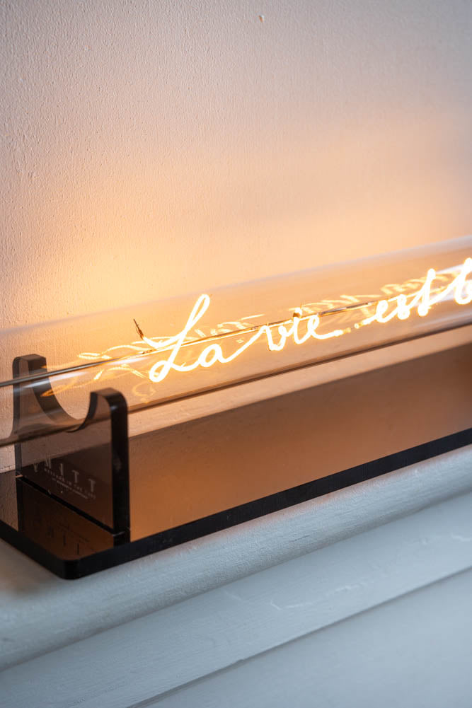 Message dans un tube lumineux - La Vie Est Belle