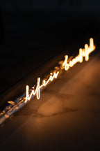 Message dans un tube lumineux - La vie est belle