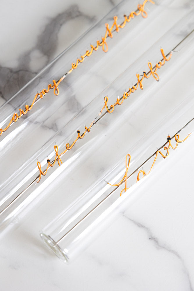 Message dans un tube lumineux - La vie est belle