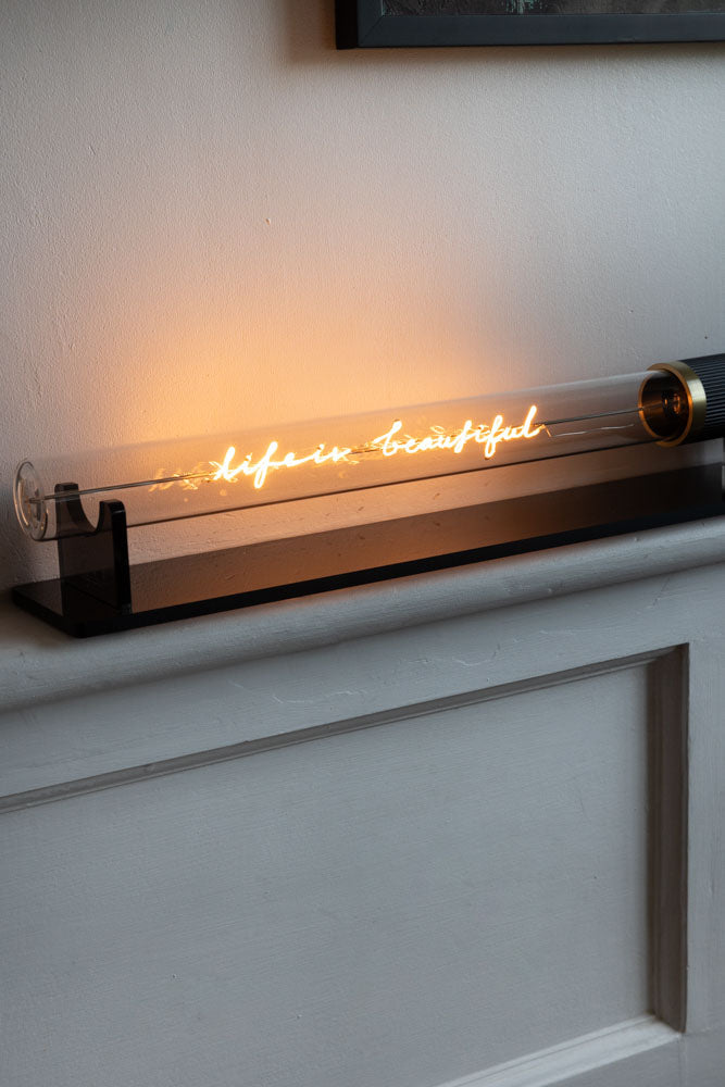 Message dans un tube lumineux - La vie est belle