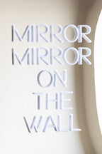 Miroir, miroir… Applique murale néon encadrée – Disponible en deux options