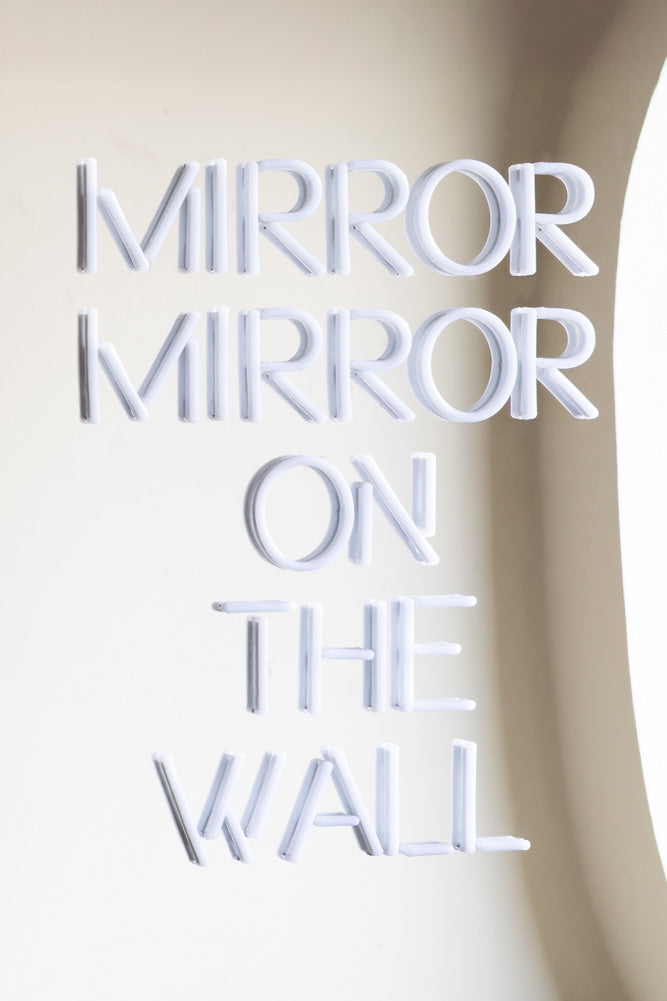Miroir, miroir… Applique murale néon encadrée – Disponible en deux options