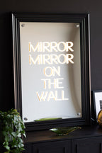 Miroir, miroir… Applique murale néon encadrée – Disponible en deux options