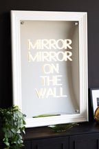 Miroir, miroir… Applique murale néon encadrée – Disponible en deux options