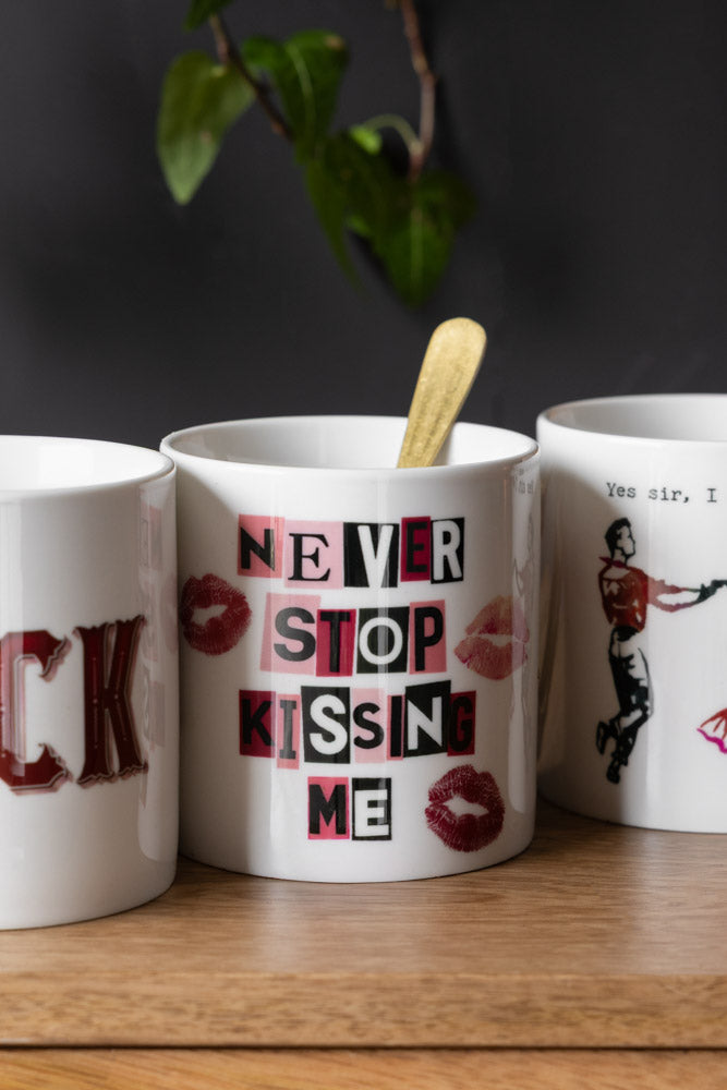 Tasse « N'arrête jamais de m'embrasser »