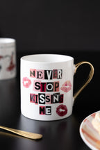 Tasse « N'arrête jamais de m'embrasser »