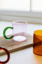 Tasse en verre rose pâle et verte