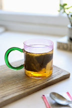 Tasse en verre rose pâle et verte