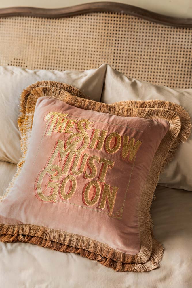 Coussin brodé à double frange en velours rose « Show Must Go On »