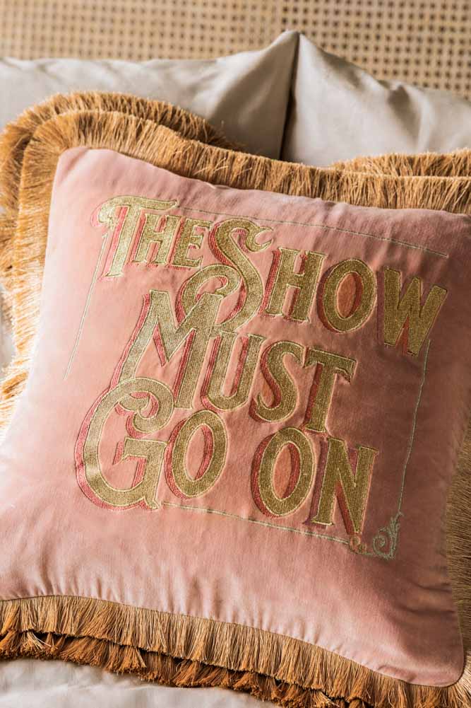 Coussin brodé à double frange en velours rose « Show Must Go On »