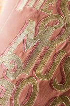 Coussin brodé à double frange en velours rose « Show Must Go On »