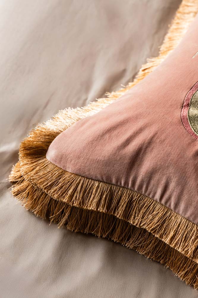 Coussin brodé à double frange en velours rose « Show Must Go On »