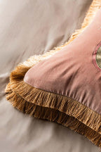 Coussin brodé à double frange en velours rose « Show Must Go On »
