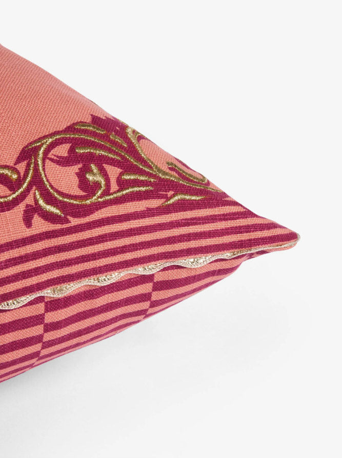 Coussin brodé rose et or « Mauvaises décisions »