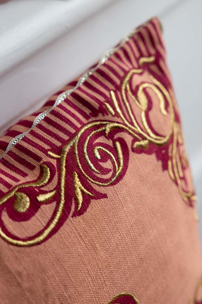 Coussin brodé rose et or « Mauvaises décisions »