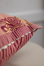 Coussin brodé rose et or « Mauvaises décisions »