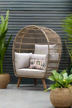 Chaise de jardin en forme d'œuf inspirée du rotin