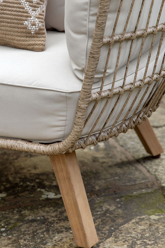 Chaise de jardin en forme d'œuf inspirée du rotin