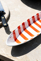 Plat de service en céramique rouge et blanc en forme de poisson