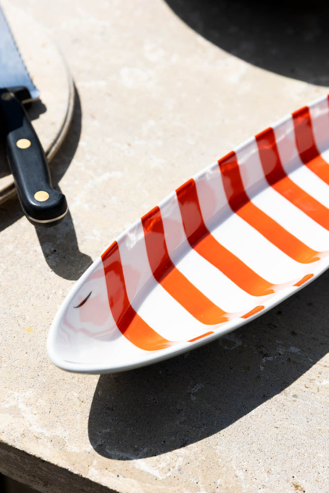 Plat de service en céramique rouge et blanc en forme de poisson