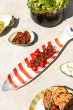 Plat de service en céramique rouge et blanc en forme de poisson