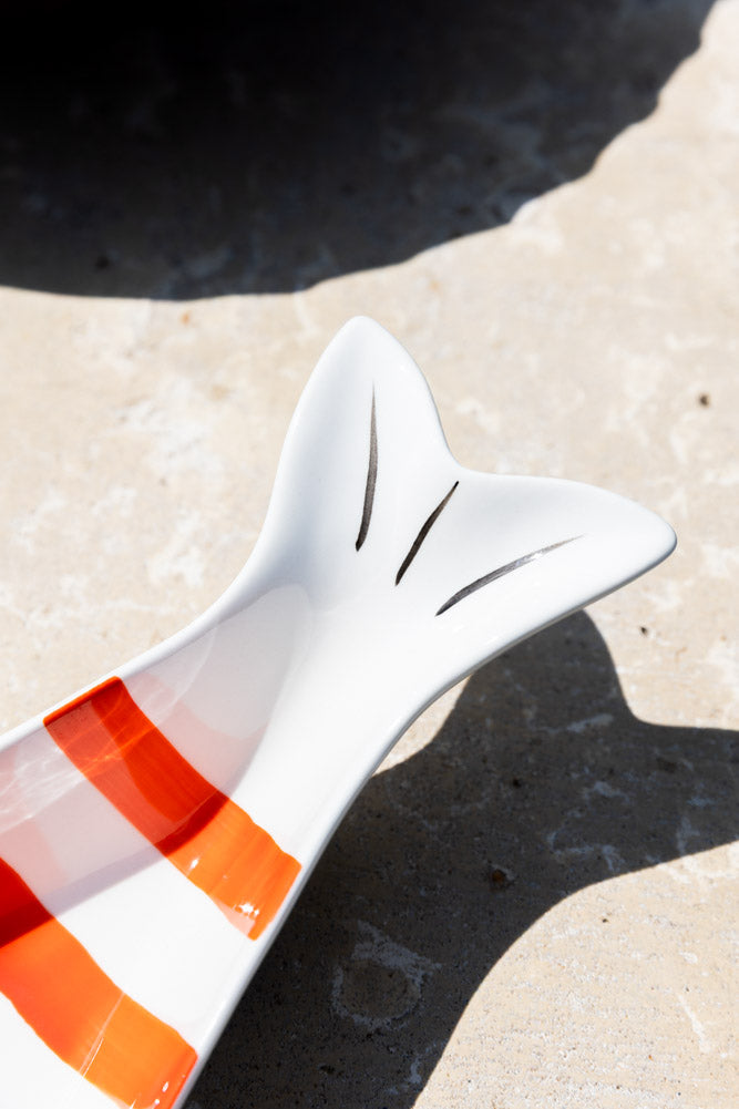 Plat de service en céramique rouge et blanc en forme de poisson