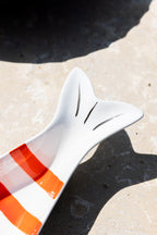 Plat de service en céramique rouge et blanc en forme de poisson