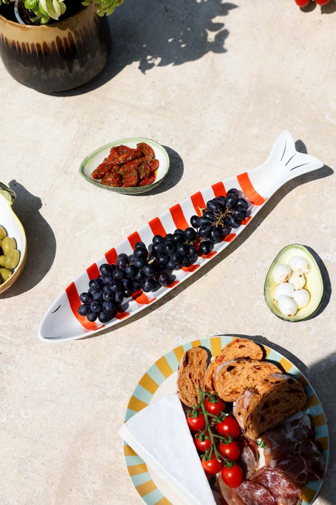 Plat de service en céramique rouge et blanc en forme de poisson