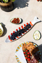 Plat de service en céramique rouge et blanc en forme de poisson