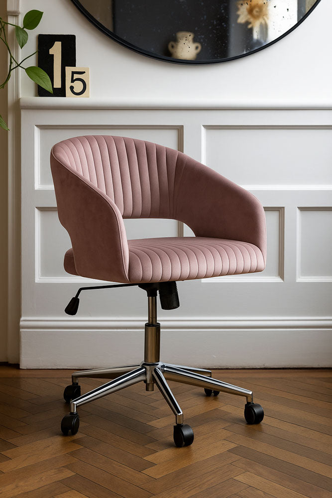Chaise pivotante en velours rose côtelé